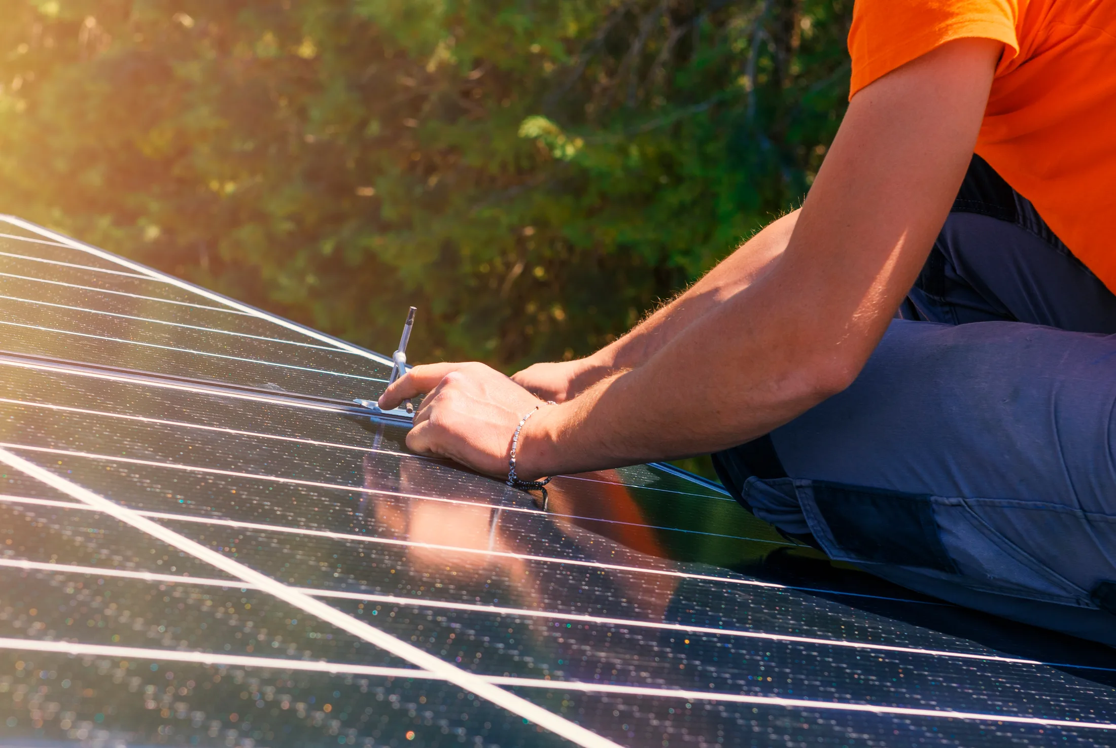GEON - Tecnico al lavoro su pannello solare