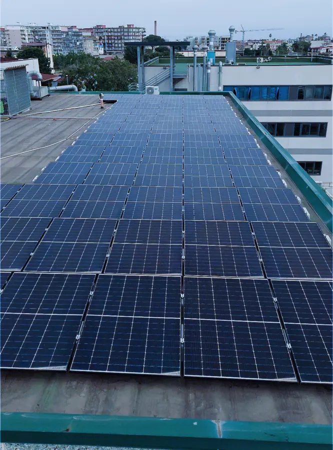 GEON - Campo di moduli fotovoltaici su tetto industriale