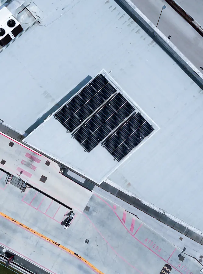 GEON - Moduli fotovoltaici installati su copertura bianca