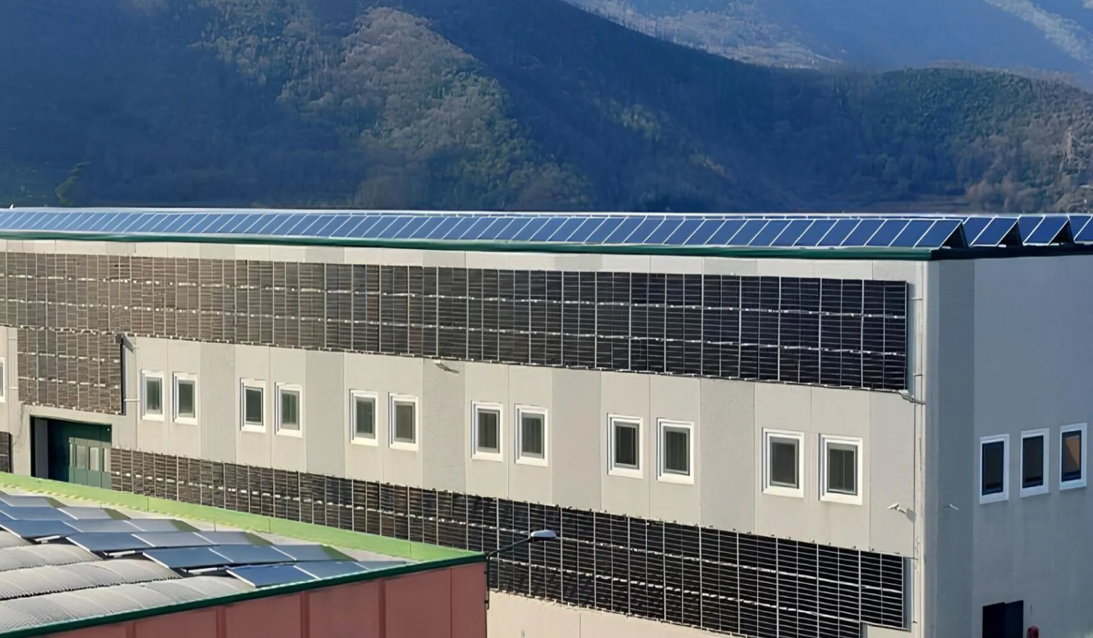 GEON - Facciata aziendale con pannelli fotovoltaici