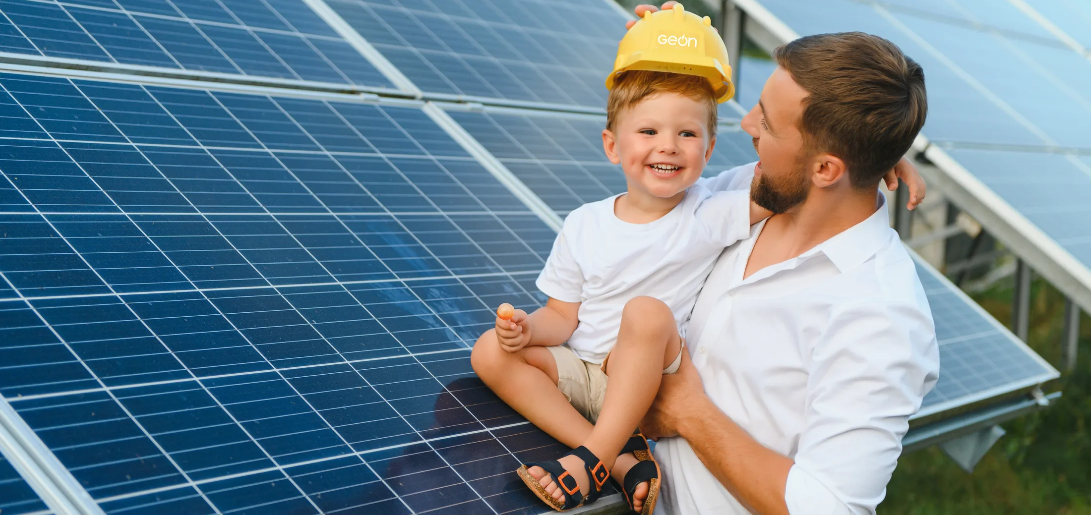GEON - Famiglia davanti ai pannelli fotovoltaici
